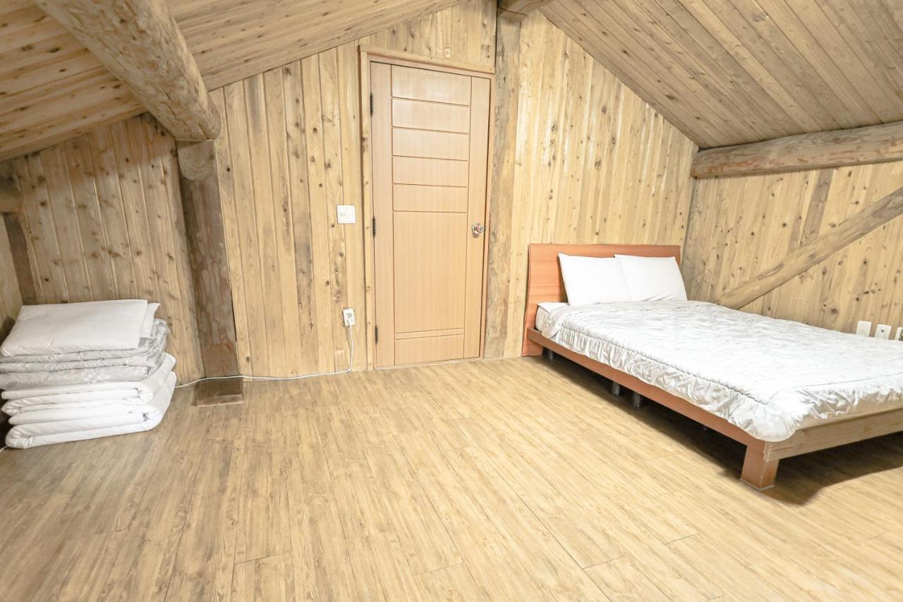 Jeju Log Village Pension Seogwipo Exterior photo